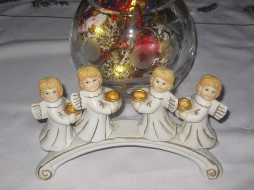 Adventní svícen se čtyřmi andělíčky — foto 1