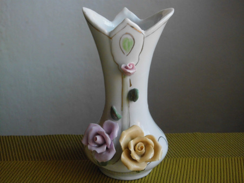 Porcelánová vázička (výška 15 cm)