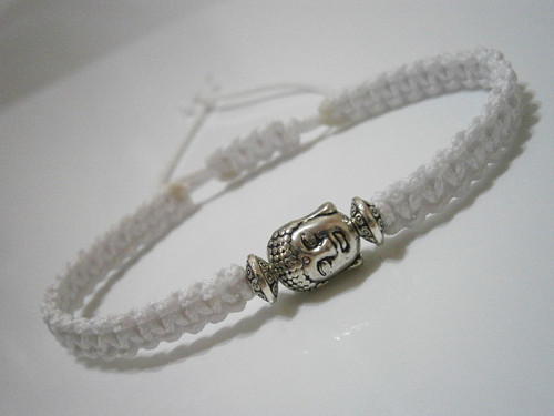 Bílý náramek s Buddhou (macramé) — foto 1