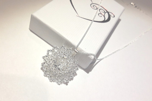 The crystal xilion pendant na retizku