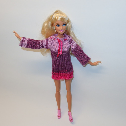Pletené mini šaty TIGA pro panenky BARBIE