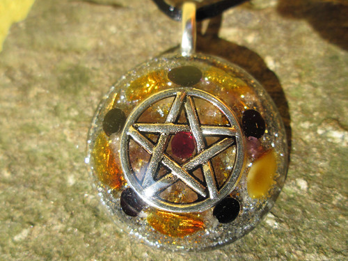 Orgonit ,, Pentagram ochrany " - onyx, olivín — foto 1