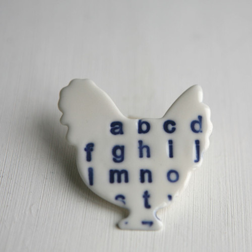Sečtělá Slepice Blue (porcelánová brož) — foto 1