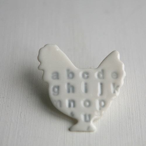Sečtělá Slepice Grey (porcelánová brož) — foto 1