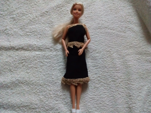Černé šaty na Barbie — foto 1