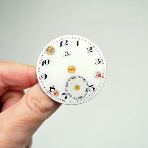 OMEGA, ciferníková brož, steampunk — foto 1