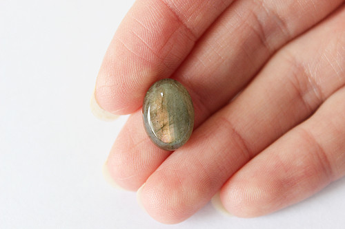 Labradorit bez průvleku (kabošon) 10x14 mm — foto 1