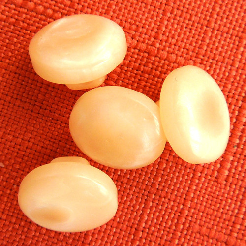 Knoflík smetanově bílý melírovaný - 11 mm