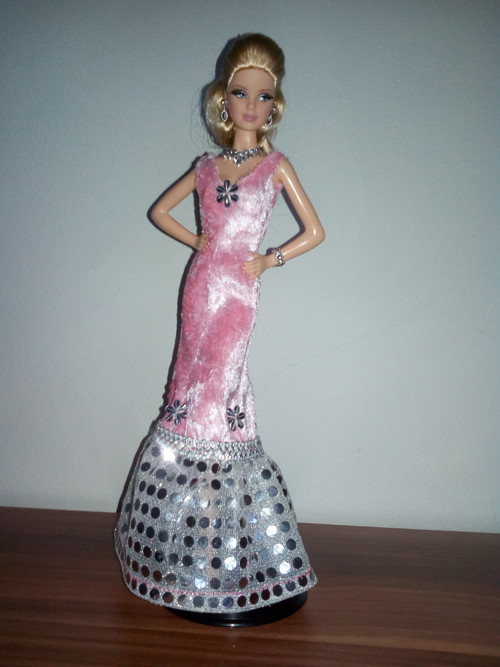 Šaty pro Barbie — foto 1