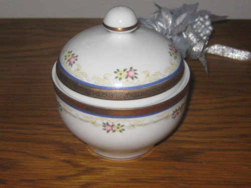 Porcelánová dózička - jemné kvítky