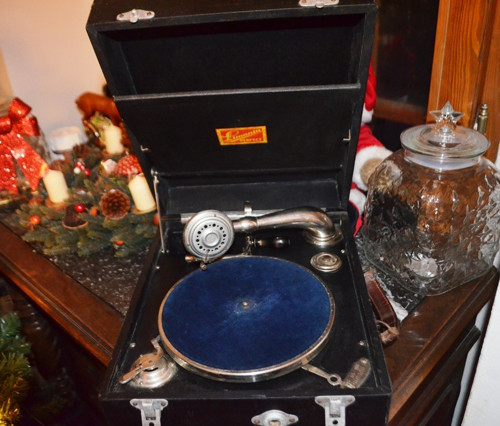 Starožitný přenosný gramofon — foto 1