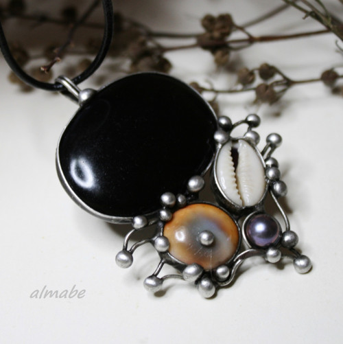 Ochranný štít - obsidián, operculum, mušle — foto 1