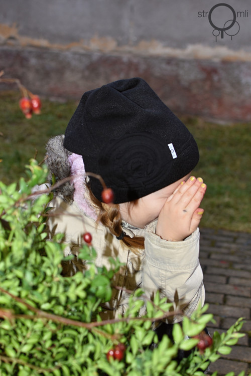Hřeje mě na uší 5-10 roky zimní černá s kytkou