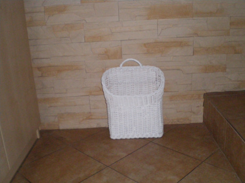 Bílý závěsný koš — foto 1