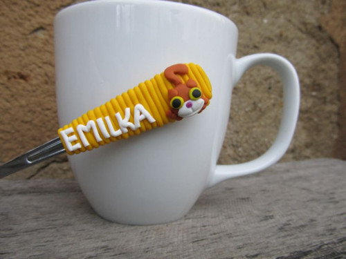 Lžička s kočkou a se jménem