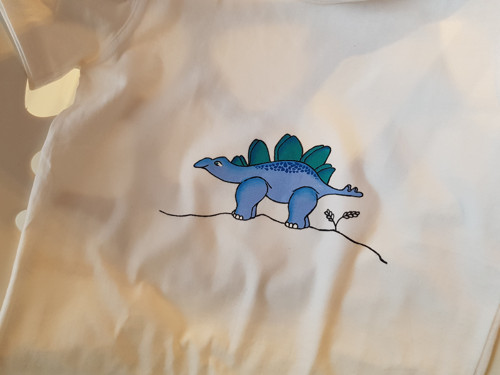V.128 pískací tričko- stegosaurus — foto 1