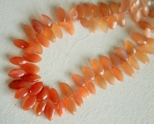 Peach Moonstone briolette — foto 1