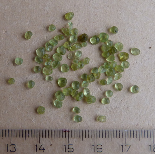 Olivín - peridot - surový - 40 ks