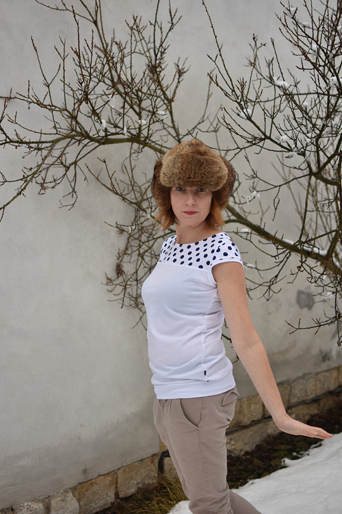 Bílé-puntíkaté sedýlko, vel. M — foto 1