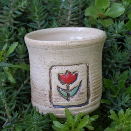Nádobka s tulipánem — foto 1