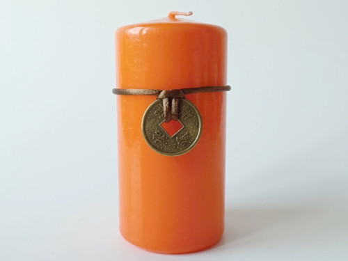 Oranžová svíčka s čínskou mincí - střední