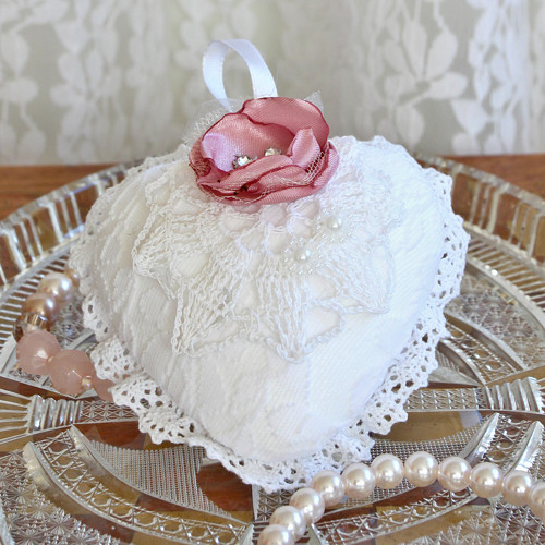 Krajkové srdíčko / jehelníček Shabby chic