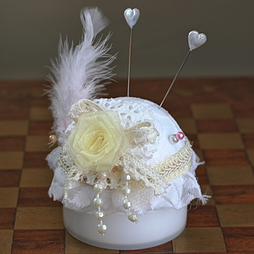 Krajkový jehelníček ve stylu Shabby chic