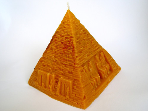 Svíčka vonná - pyramida 13x13x12,5 cm - písková