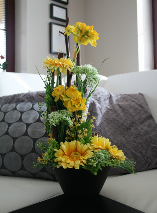 Ikebana s gerberami a narciskami — foto 1