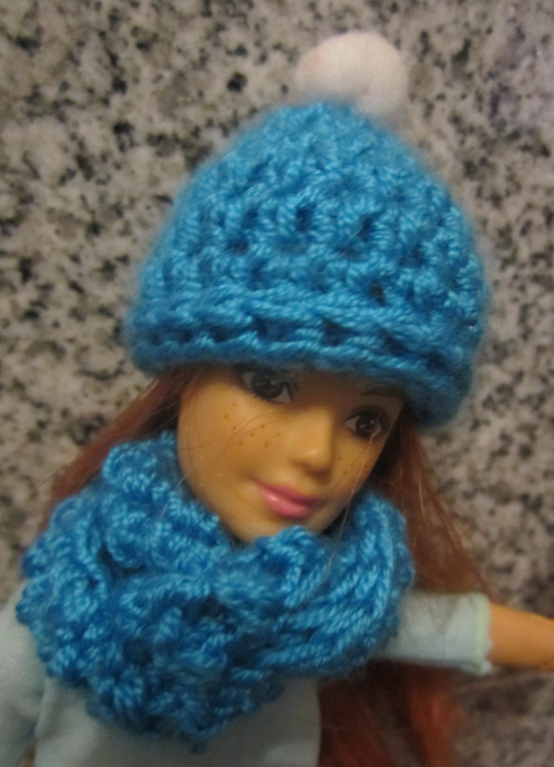Nákrčník a kulich na barbie