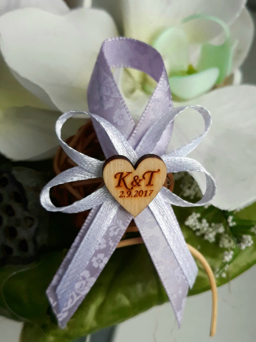Krásný lila vývazek s monogramy