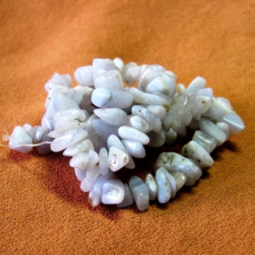Chalcedon - tromlované kousky - návlek 40 cm
