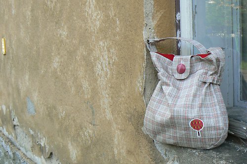 ...červený s kostičkou a knoflíkem.... — foto 1