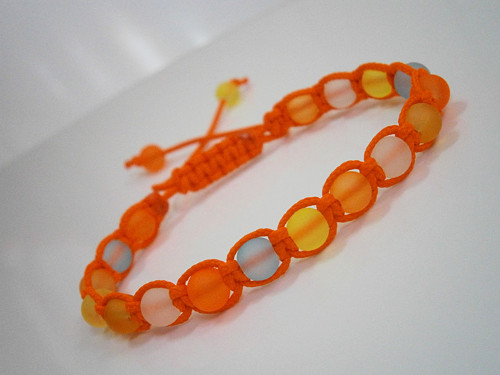 Oranžový neonový náramek (macramé) — foto 1