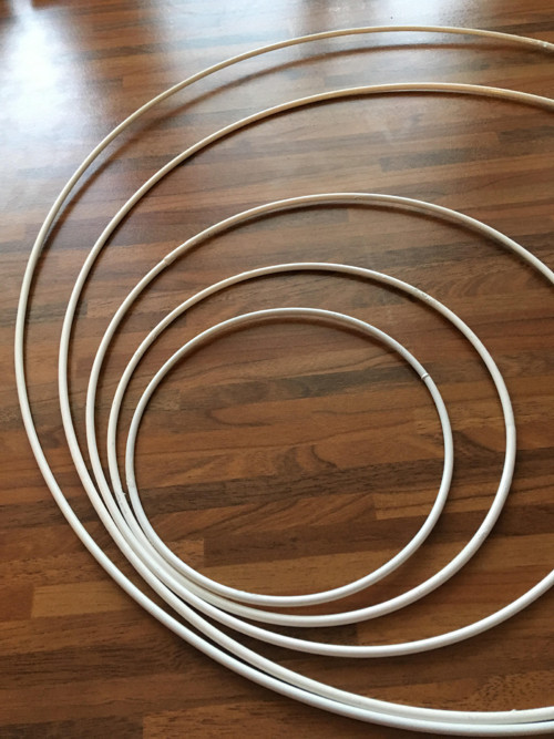 Bílý kovový kruh-základ na lapač snů průměr 25 cm