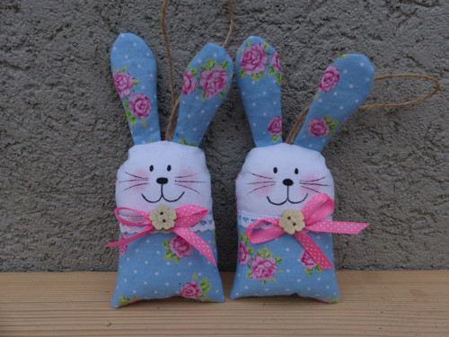 Zajíček modrý s růžičkami