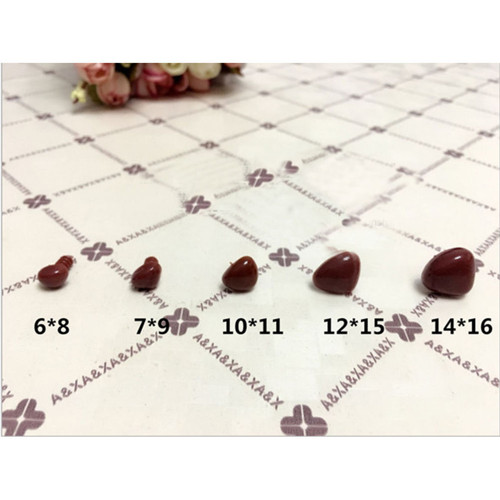 Hnědý plastový čumáček 0,7 x 0,9 cm