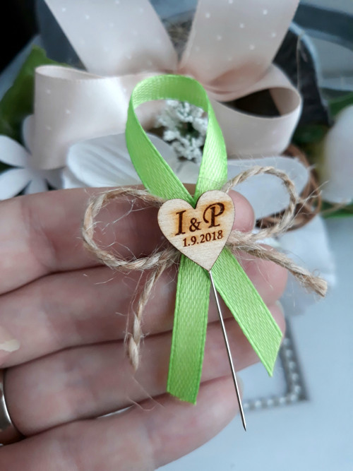 Zelený vývazek s monogramy — foto 1