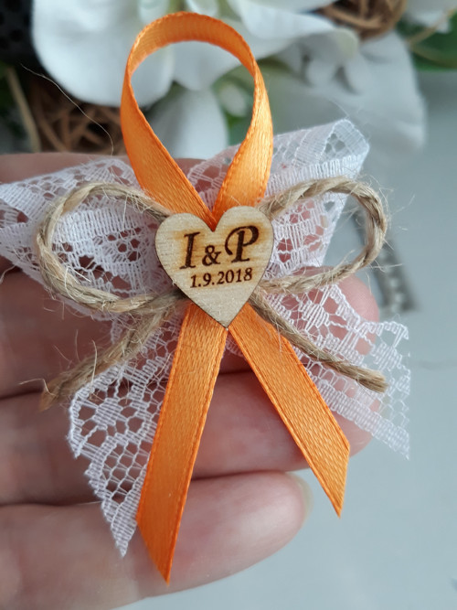 Oranžový vývazek s monogramy
