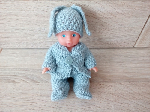 Háčkovaný komplet na panenku 17 cm — foto 1