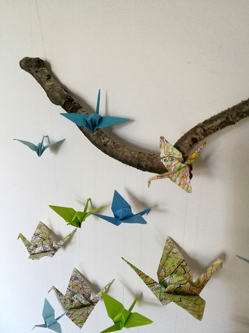 Origami dekorace jeřábi z map, modří a zelení