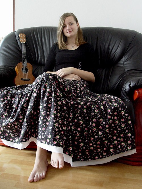 RŮŽÍ JAKO NOT - ukulele sukně — foto 1