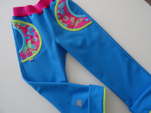 Blankytně modré softshellové kalhoty s motýlky