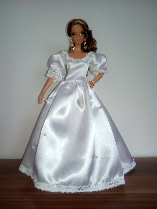 Bílé šaty pro Barbie — foto 1