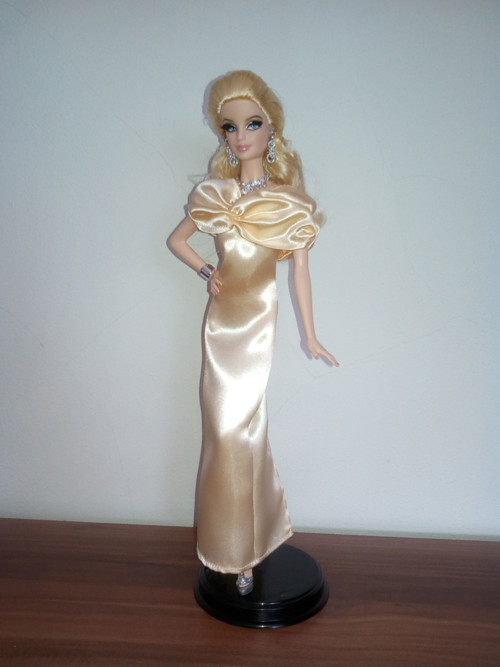 Výprodej - Žluté šaty pro Barbie — foto 1