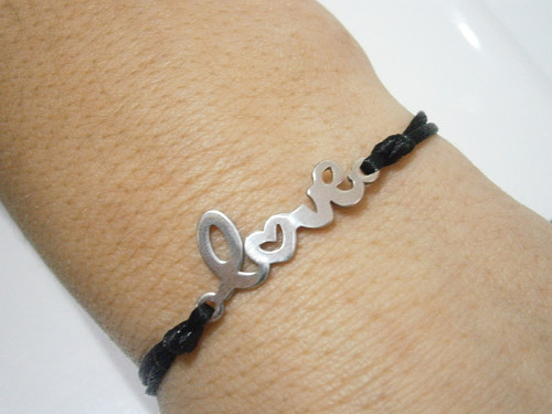 "LOVE" - černý saténový náramek - Chirurgická ocel