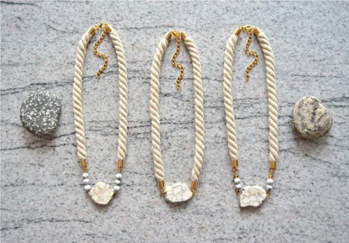 Náhrdelník Gold Three Beads White Magnesite — foto 1