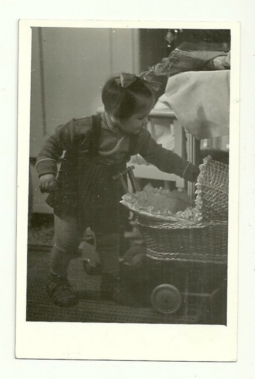 Fotografie Holčička s kočárkem — foto 1
