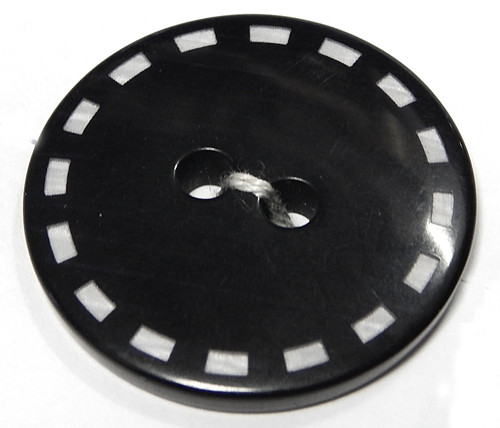 Knoflík, plast, černý s bílým přerušováním, 34,3mm