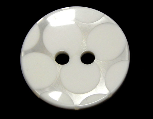 Knoflík, plast, lesk, 30,5mm, puntíky krémové